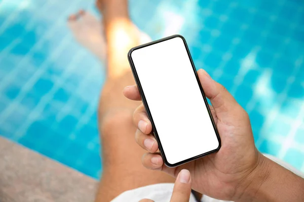 Mužské ruce držící telefon s izolovanou obrazovkou v bazénu — Stock fotografie