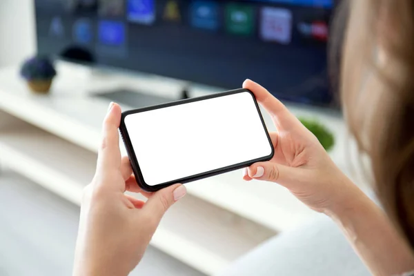 Ženské ruce drží horizontálně telefon s izolovanou obrazovkou — Stock fotografie