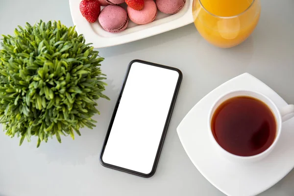 Telefoon met geïsoleerd scherm op een meisjesbureau — Stockfoto