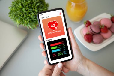uygulamalı kalp ve aktivite ile telefon tutan kadın elleri 