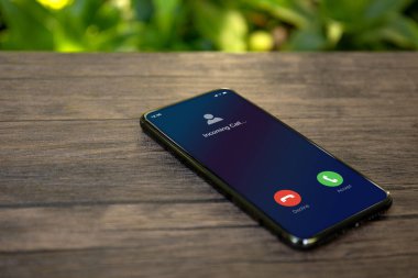 Ekran masası arka planında gelen arama ile telefon