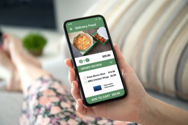 Telefon app teslim gıda ile ekran üzerinde tutarak el
