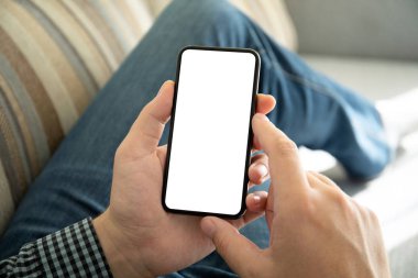 Erkek eller odada izole bir ekranla telefonu tutuyor.