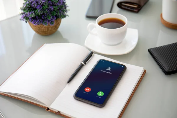 Telefon mit eingehenden Anrufen auf dem Bildschirm Notebook im Büro — Stockfoto