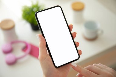 Telefon ile izole perde odasında tutan eller