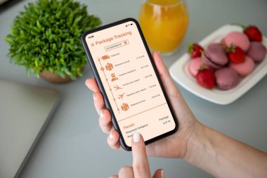 telefon dağıtım paket izleme uygulaması ile tutarak el 