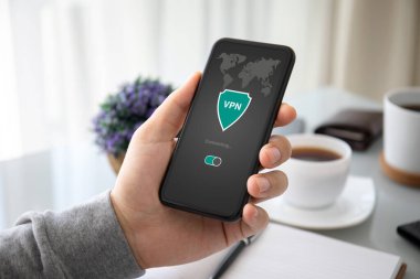 Ekranda VPN uygulaması olan erkek el bilgisayarı