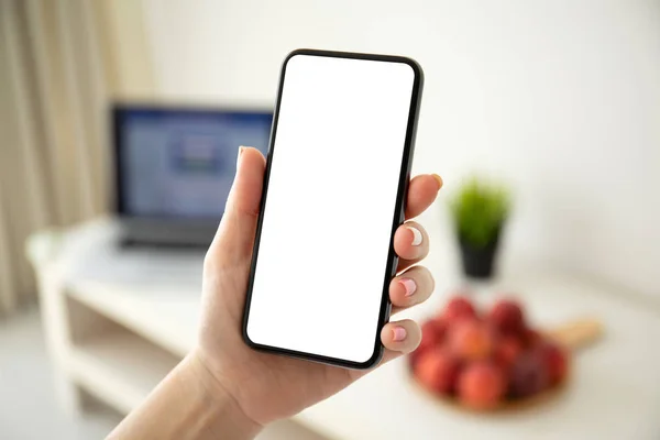 Vrouwelijke hand holding telefoon met geïsoleerde scherm achtergrond van roo — Stockfoto