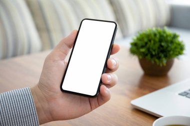 ofiste izole ekranlı erkek el tutma telefonu