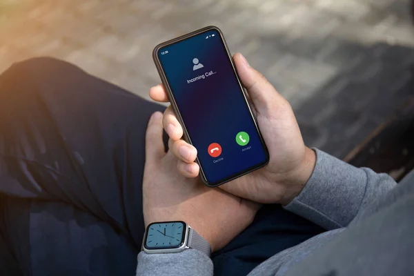 Mãos Masculinas Com Relógio Segurando Telefone Com Chamada Entrada Tela — Fotografia de Stock