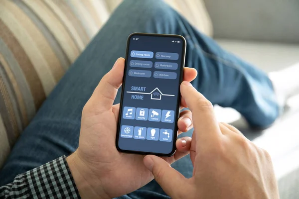 Manliga Händer Håller Telefonen Med App Smart Hem Skärmen Rummet — Stockfoto