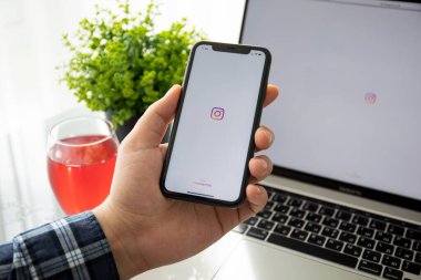 Anapa, Rusya - 22 Şubat 2020: İnsan eli iPhone 1