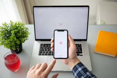 Anapa, Rusya - 22 Şubat 2020: İnsan eli iPhone 1