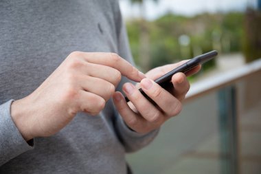 Alanya, Türkiye - 23 Mart 2020: Ekranda çağrı numarası olan iPhone 11 ile el ele tutuşan adam. iPhone 11 Apple tarafından oluşturuldu ve geliştirildi..