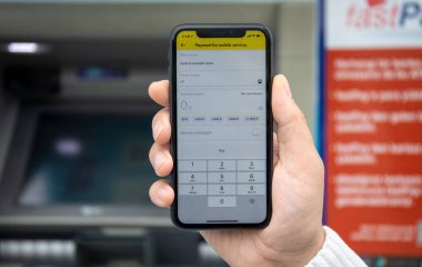 Alanya, Türkiye - 31 Mart 2020: İnsan eliyle tutulan iPhone 11 uygulaması Raiffeisenbank ekranda. iPhone Apple tarafından oluşturuldu ve geliştirildi..