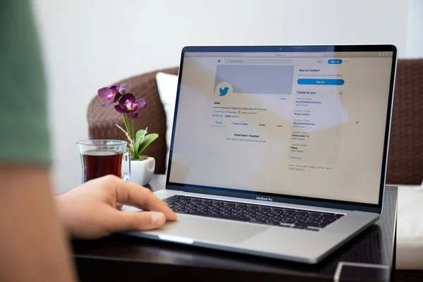 Alanya トルコ 2020年4月10日 画面上のソーシャルネットワーキングサービスTwitterでテーブルのMacbook Pro 16上の男の手 MacbookはApple Inc によって作成および開発されました — ストック写真
