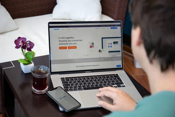 Alanya Turkije April 2020 Man Hand Macbook Pro Iphone Met — Stockfoto