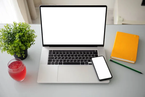 Laptop Und Telefon Mit Isoliertem Bildschirm Auf Dem Tisch Zimmer — Stockfoto