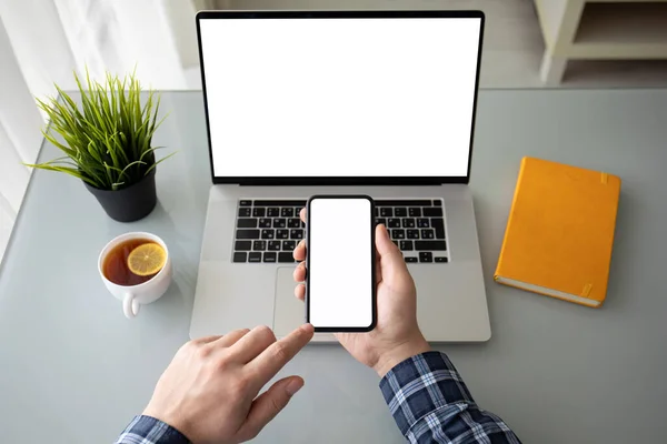 Man Houdt Telefoon Laptop Computer Met Geïsoleerd Scherm Tafel Offic — Stockfoto