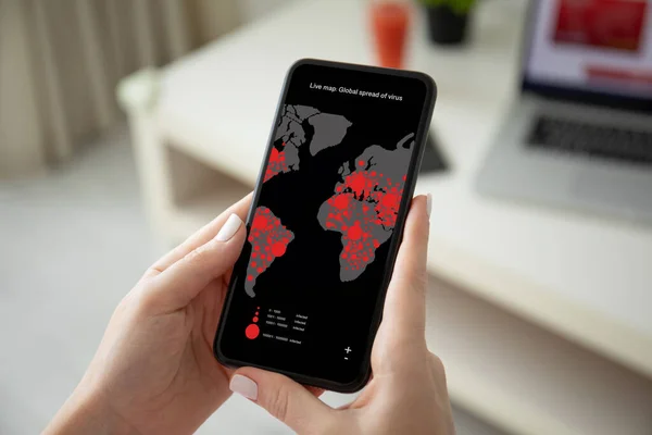 Weibliche Hände Halten Telefon Mit Live Karte Globale Verbreitung Des — Stockfoto
