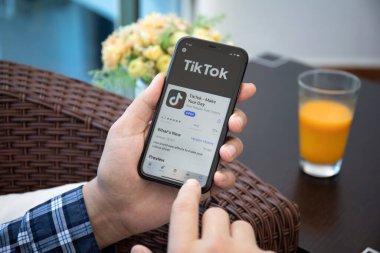Alanya, Türkiye - 1 Mayıs 2020: iPhone 11 'i canlı yayın yapan servis medyası ve video Tik Tok ile elinde tutan adam ekranda. iPhone Apple tarafından oluşturuldu ve geliştirildi..