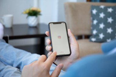 Alanya, Türkiye - 9 Mayıs 2020: İnsan eli iPhone 11 ile sosyal ağ servisi Instagram ekranda. iPhone Apple tarafından oluşturuldu ve geliştirildi..