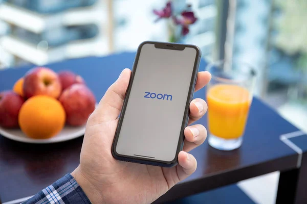 Alanya トルコ 2020年5月1日 Zoom Video Communicationsアプリケーションを呼び出してIphone 11を手にする Iphone 11はApple Inc — ストック写真
