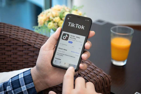 Alanya Türkei Mai 2020 Mann Hält Iphone Mit Streaming Dienst — Stockfoto