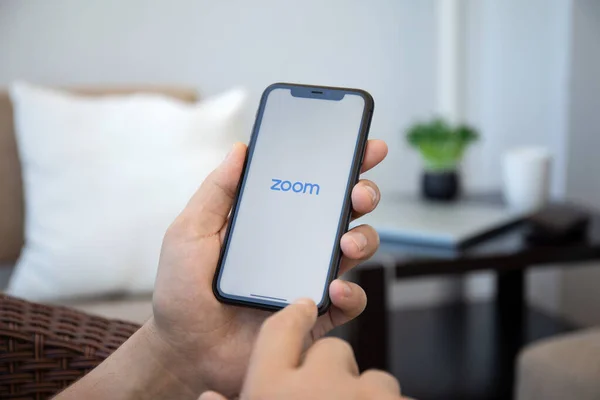 Alanya トルコ 2020年5月9日 Zoom Video Communicationsアプリケーションを呼び出してIphone 11を手にする Iphone 11はApple Inc — ストック写真