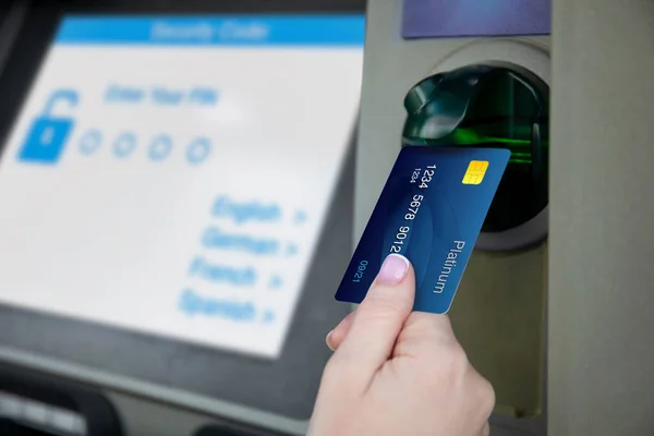 Frau Hält Kreditkarte Geldautomaten Und Passwort Eingabebildschirm — Stockfoto