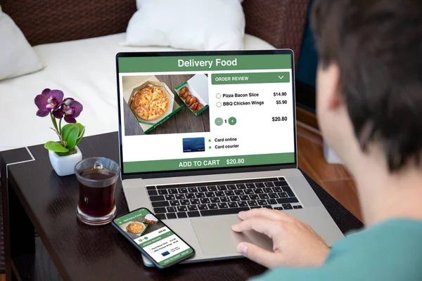 Man Met Laptop Telefoon Met Food Delivery Applicatie Het Scherm — Stockfoto