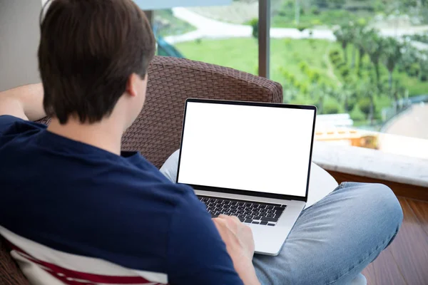 Man Werkt Laptop Met Geïsoleerd Scherm Thuis Roo — Stockfoto