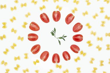 Beyaz arkaplanda kıvırcık makarna ve domates çerçevesi