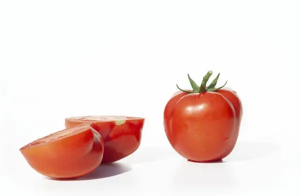 Groupe de tomates entières et de tomates tranchées — Photo