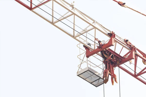 El auge de una grúa de construcción en el fondo del cielo — Foto de Stock