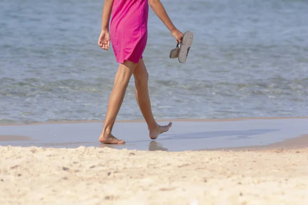 Дівчина-підліток, що йде вздовж пляжу — стокове фото