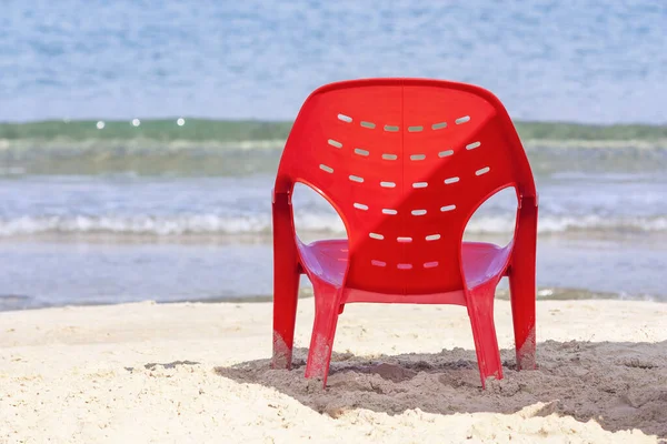 Resort sfondo con sedia rossa al bordo delle acque — Foto Stock