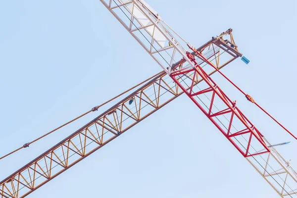 De giek van een bouwkraan op lucht achtergrond — Stockfoto