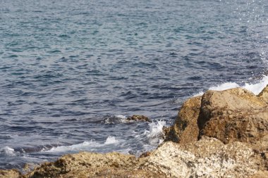 Sarı taşlar ve mavi deniz suyu yakın çekim