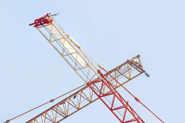 Il boom di una gru da costruzione sullo sfondo del cielo — Foto Stock