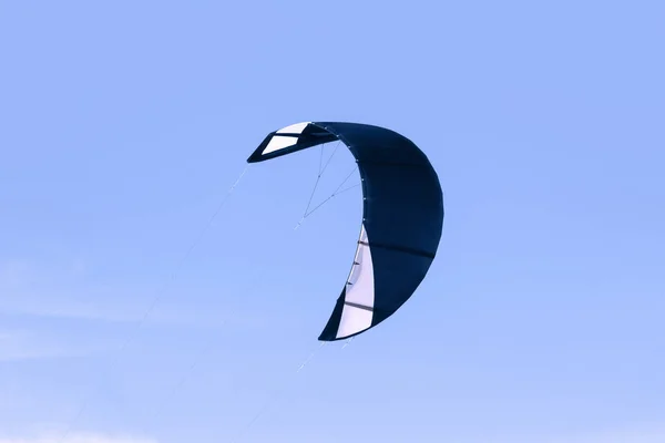 Kite kiteboarding azul escuro contra o céu azul — Fotografia de Stock