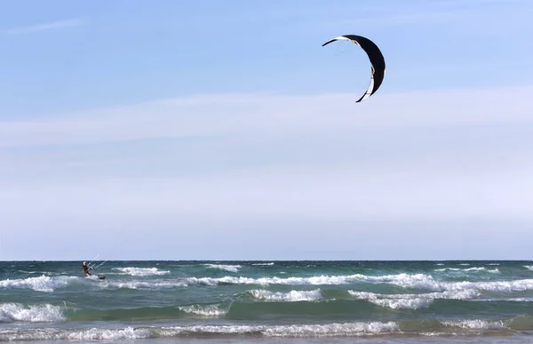 Paesaggio marino con aquilone contro il cielo come sfondo — Foto Stock