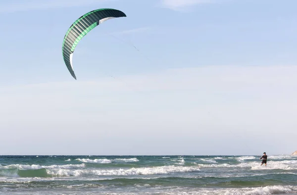 Paesaggio marino con aquilone contro il cielo come sfondo — Foto Stock