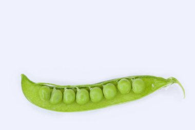 Arka planda yeşil bezelyelerden yapılmış gülümseme