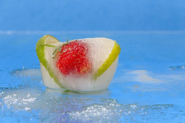 Färsk frukt isad i en bit is — Stockfoto