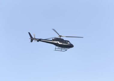 Mavi arka planda siyah yolcu helikopteri