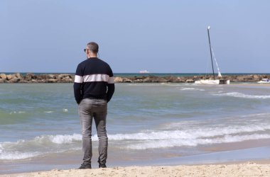 Suyun kenarında duran bir adam.