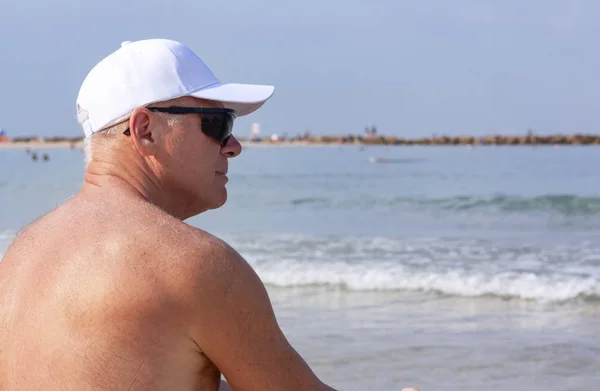 Чоловік у відпустці засмагає на пляжі — стокове фото