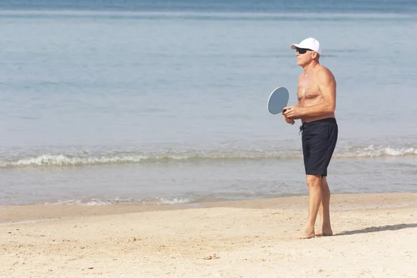 Erwachsener Mann spielt Matkot am Strand — Stockfoto