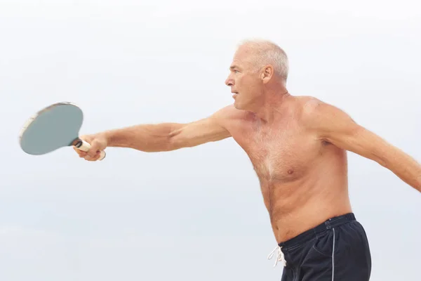 Взрослый мужчина играет в маткот на пляже — стоковое фото